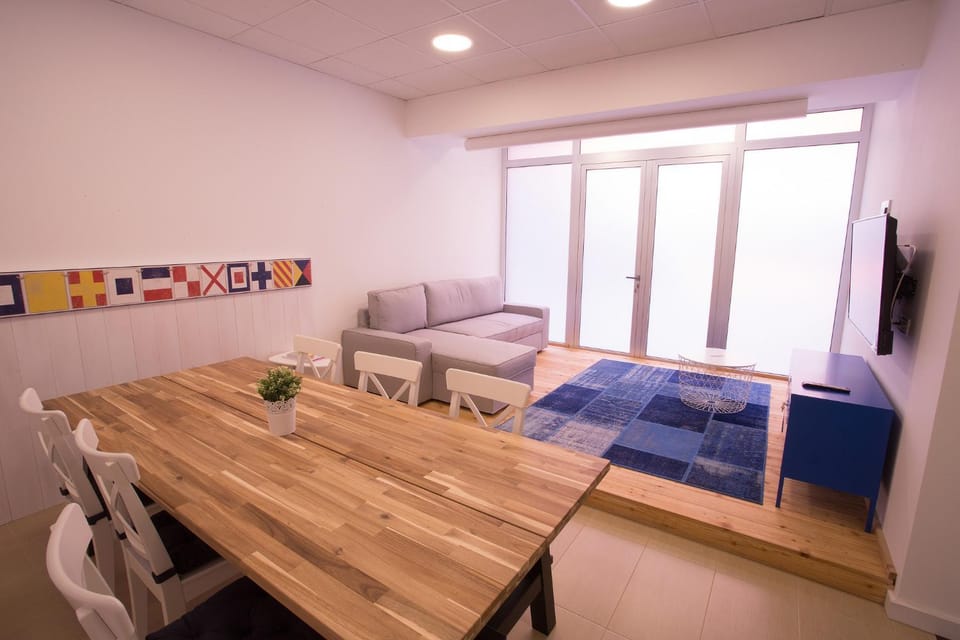 TV and multimedia, Living room, Seating area, Dining area
