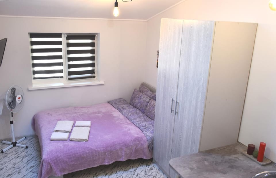 Bed, Photo of the whole room, Decorative detail, Dining area, Bedroom