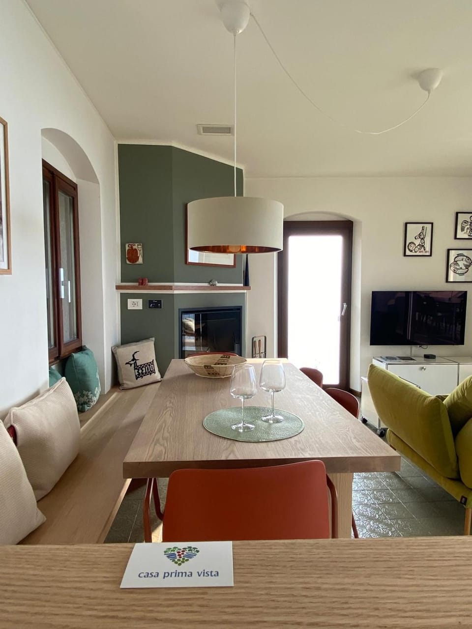 TV and multimedia, Dining area, Food, fireplace