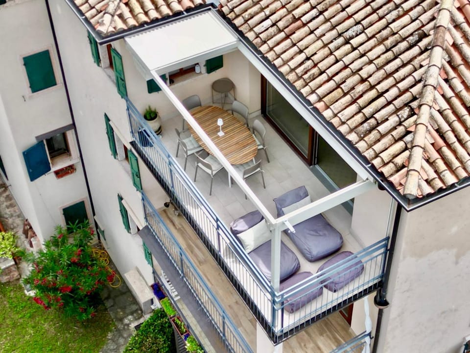 Property building, View (from property/room), Balcony/Terrace, Dining area, Food, sunbed