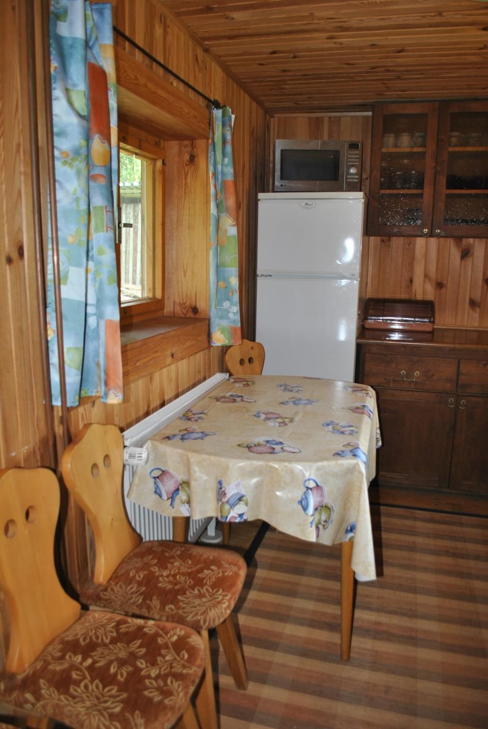 Kitchen or kitchenette, Seating area, Dining area