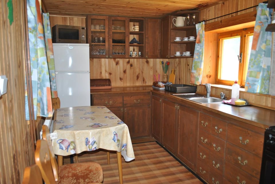 Kitchen or kitchenette, Seating area, Dining area