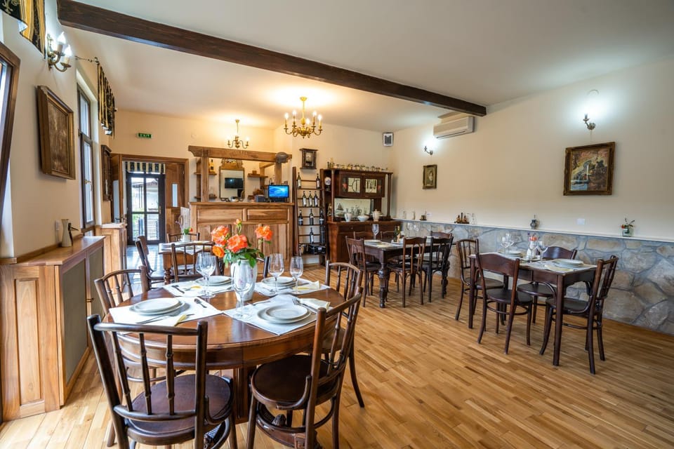 Restaurant/places to eat, Restaurant/places to eat