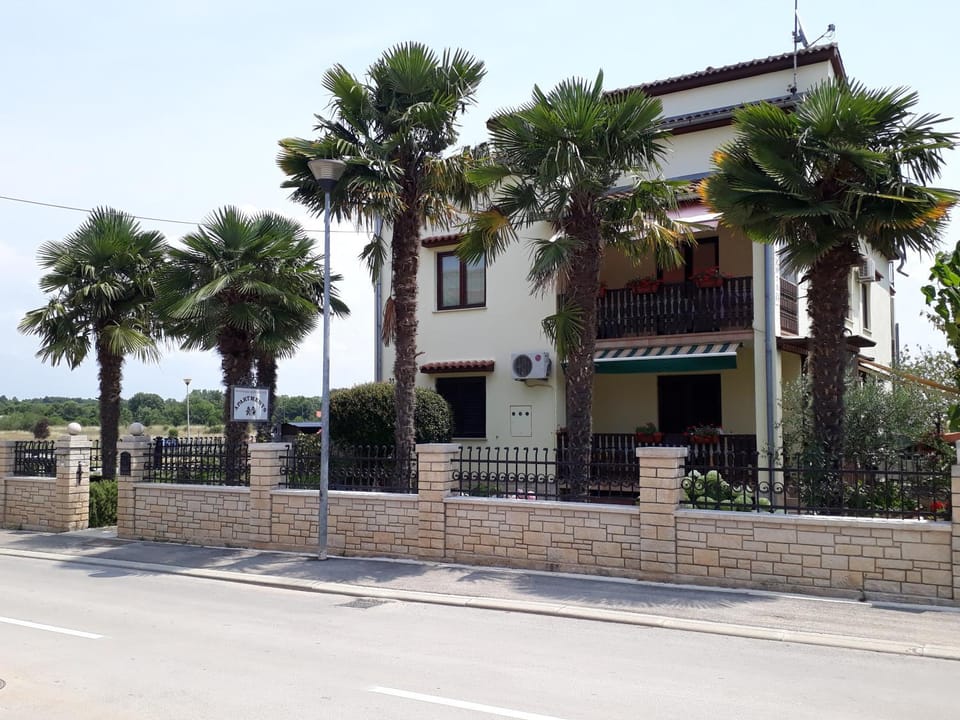 Property building, Facade/entrance