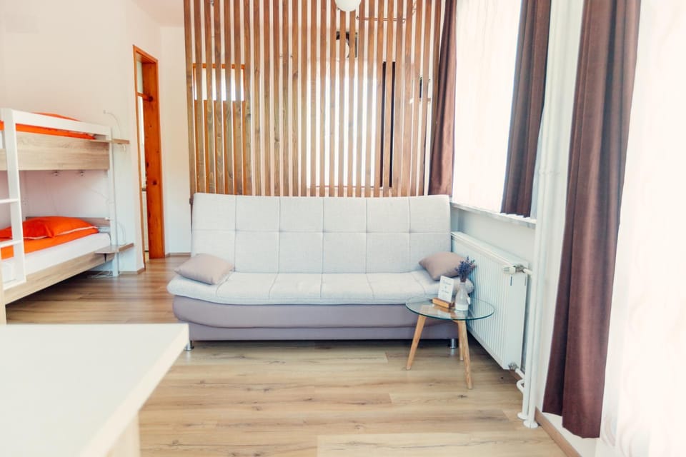 Photo of the whole room, Guests