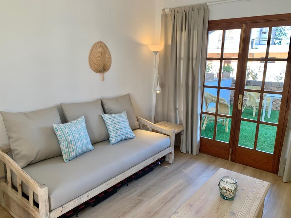 View (from property/room), Balcony/Terrace, Living room, Photo of the whole room, Seating area