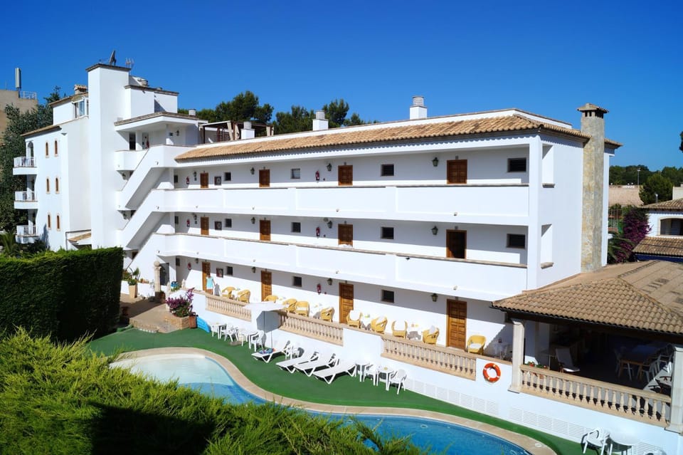 Facade/entrance, Day, Pool view, Swimming pool, sunbed