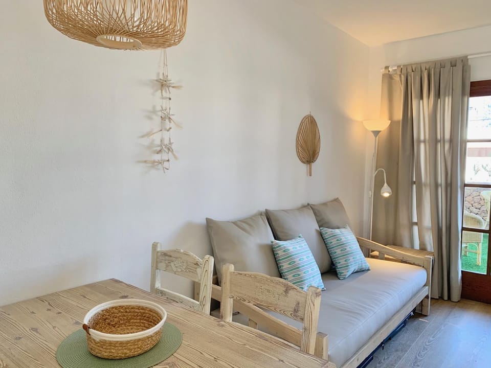 Bed, Living room, Photo of the whole room, Seating area, Bedroom