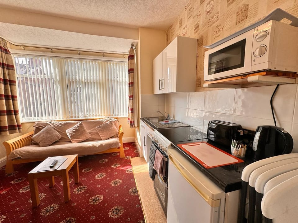 Coffee/tea facilities, Kitchen or kitchenette, Living room, Seating area, oven, toaster