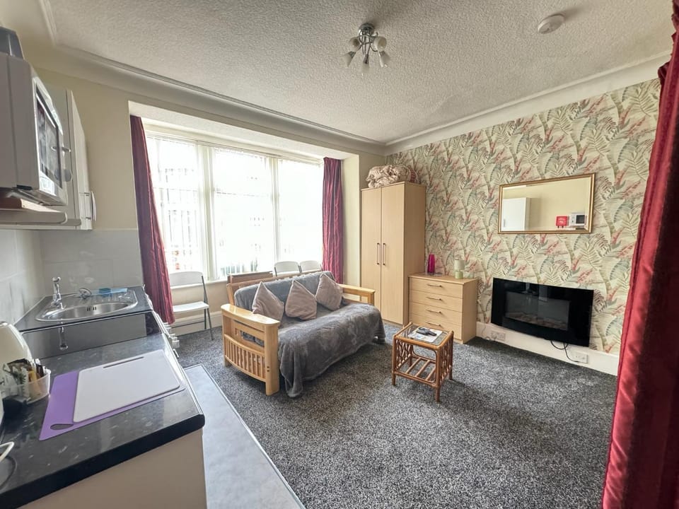 TV and multimedia, Kitchen or kitchenette, Living room, Photo of the whole room, Bedroom