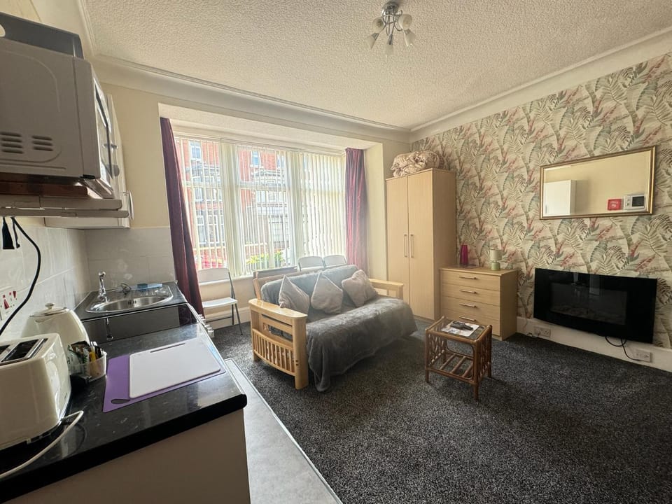 Bed, TV and multimedia, Coffee/tea facilities, Kitchen or kitchenette, Living room, Photo of the whole room, Bedroom