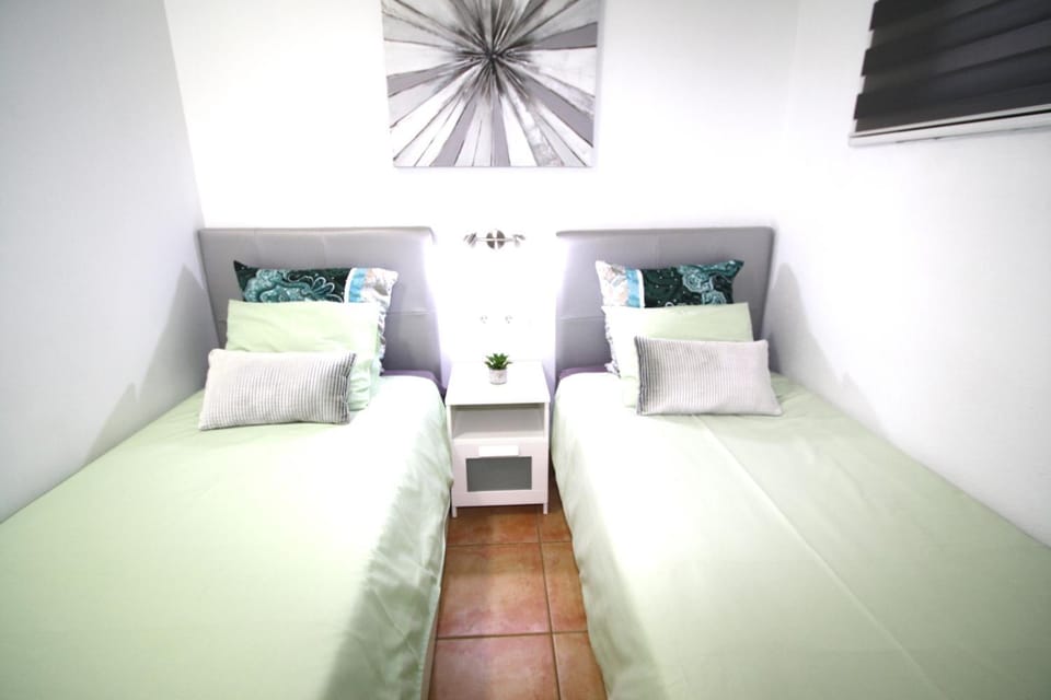 Bed, Photo of the whole room, Decorative detail, Bedroom