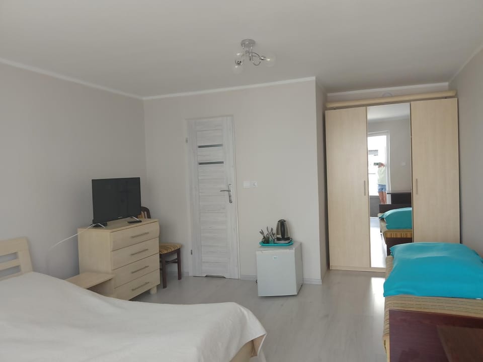 Bed, Photo of the whole room, hair dresser, wardrobe
