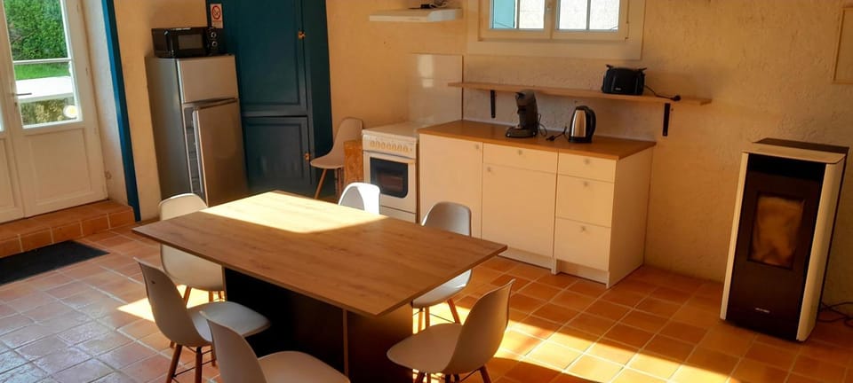 Kitchen or kitchenette, Dining area, oven, stove, toaster