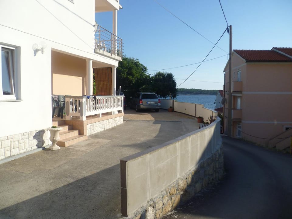 Sea view, Street view