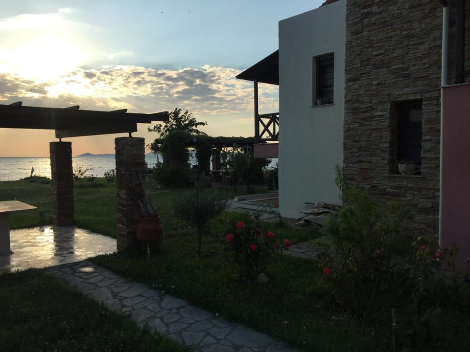 Seafront house with garden House in Halkidiki
