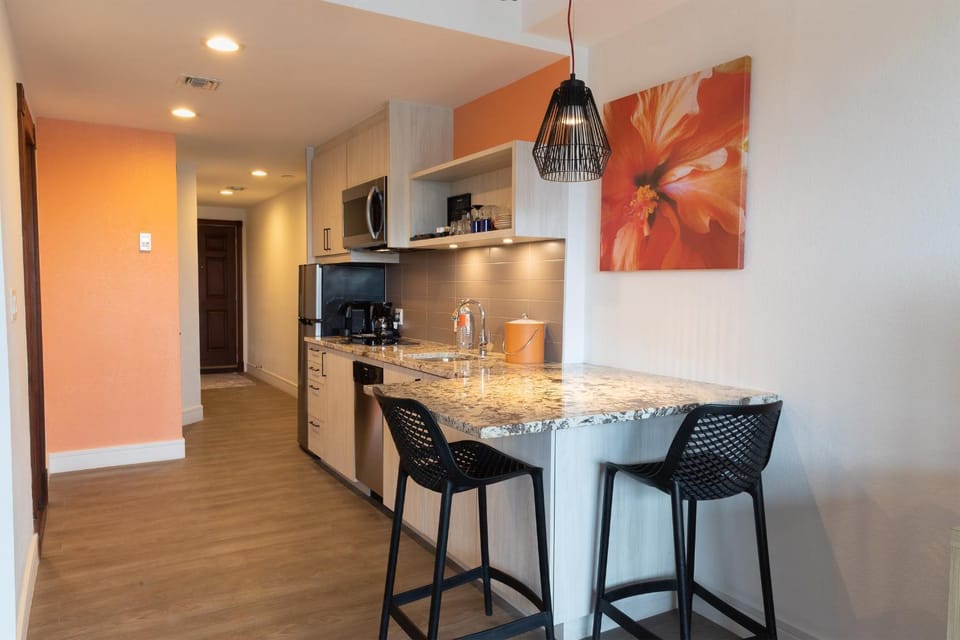 Kitchen or kitchenette, Dining area, minibar