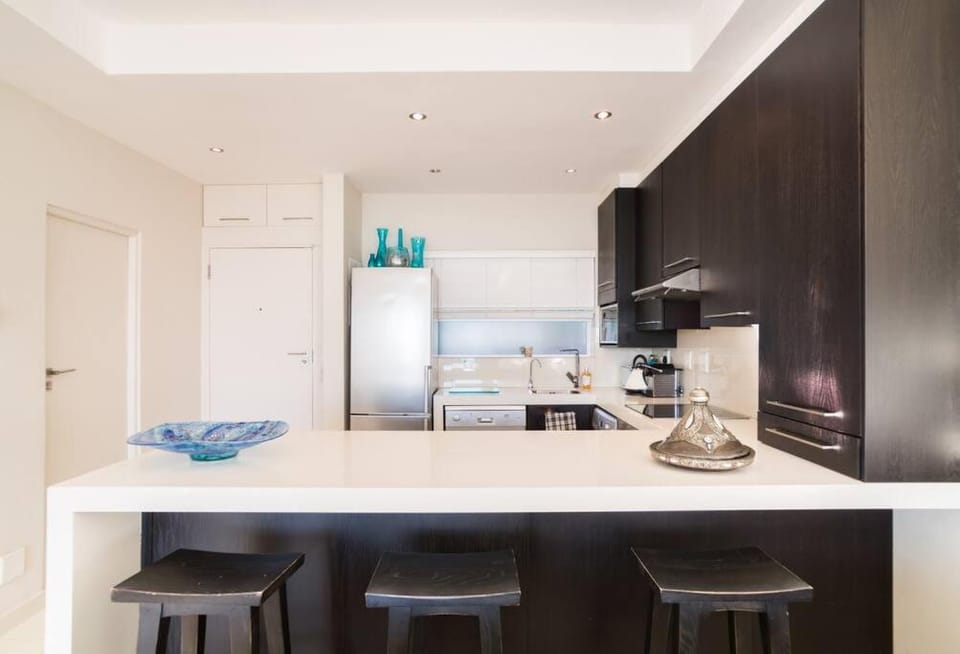 Coffee/tea facilities, Kitchen or kitchenette, oven, stove