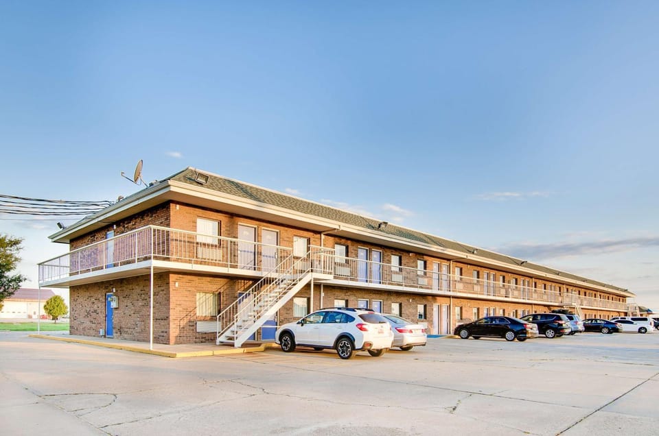 Property building, Facade/entrance, Day, On site, Time of day