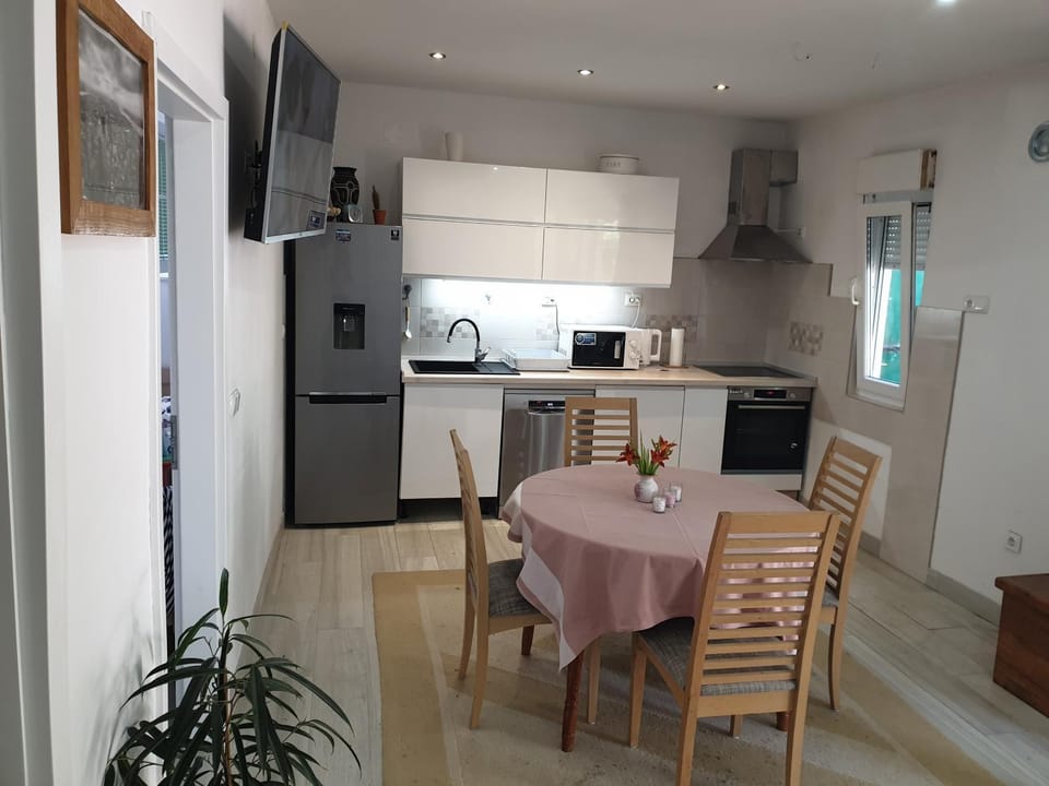 Kitchen or kitchenette, Dining area