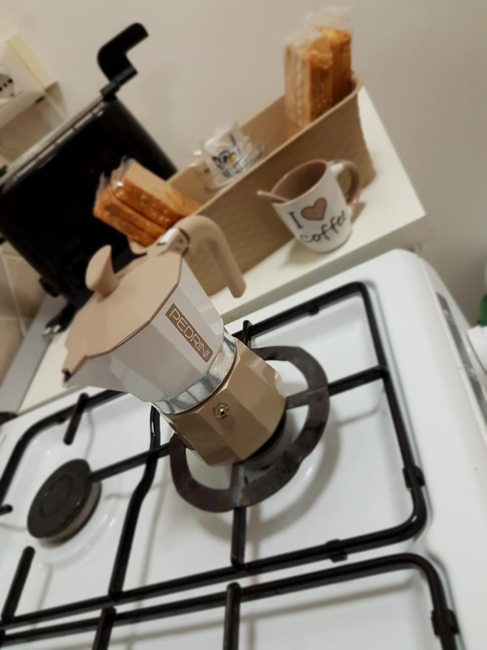 Coffee/tea facilities, Kitchen or kitchenette, Food and drinks, toaster