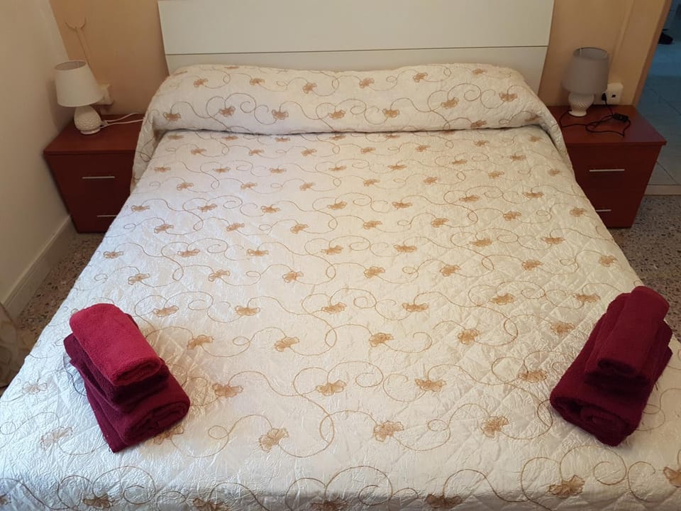 Bed, Photo of the whole room, Bedroom, towels