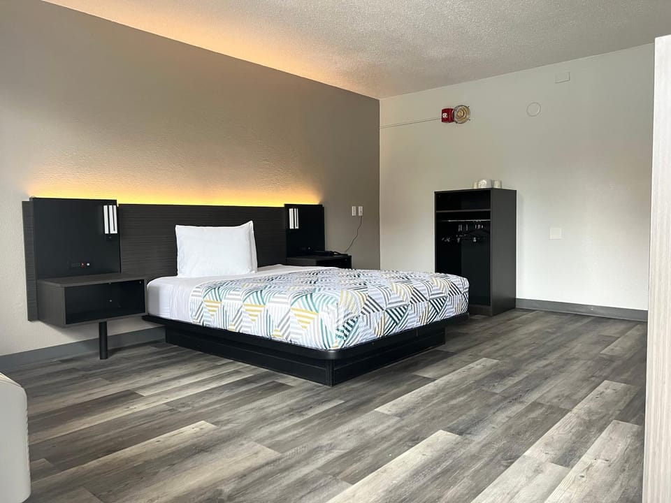 Photo of the whole room, Bedroom