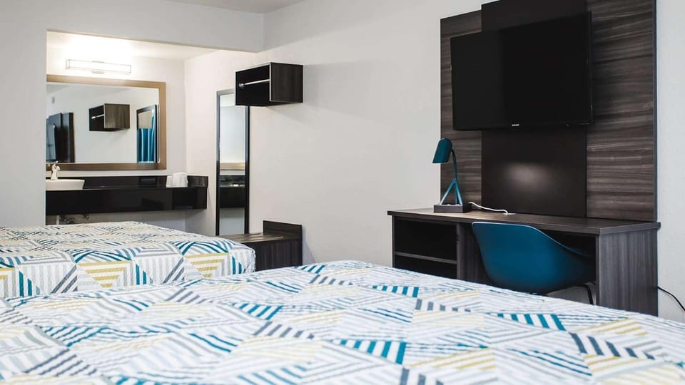 Bed, TV and multimedia, Bedroom, hair dresser, wardrobe