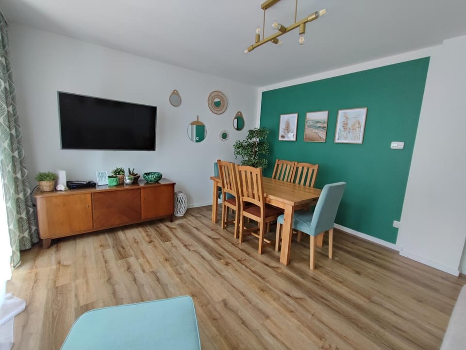 Communal lounge/ TV room, TV and multimedia, Living room, Seating area, Evening entertainment