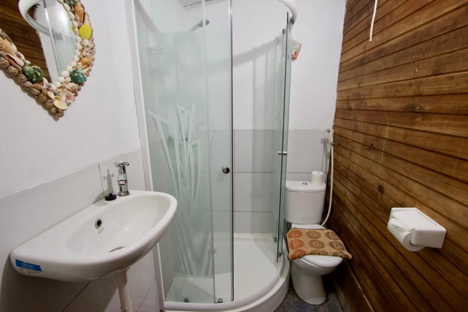 Shower, Toilet