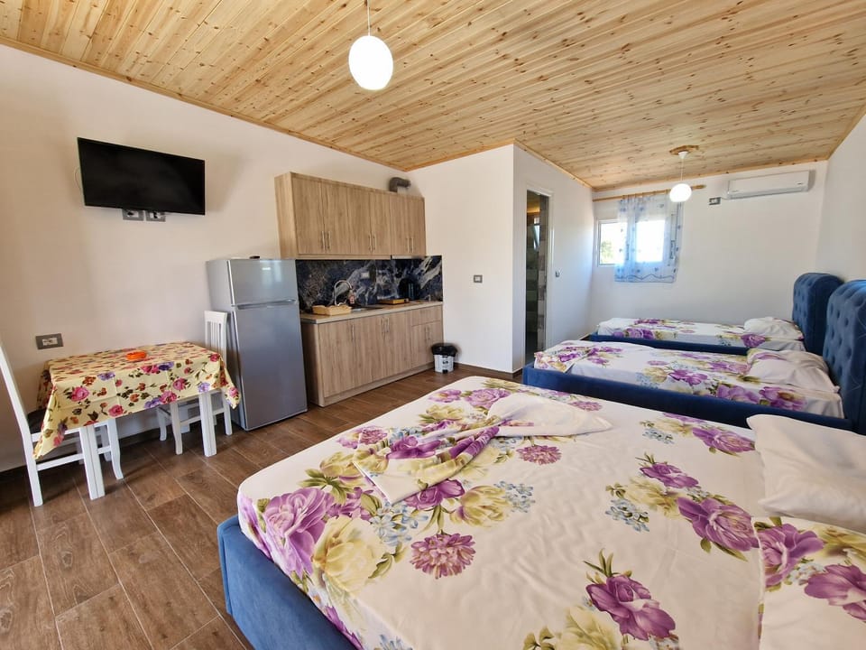 TV and multimedia, Kitchen or kitchenette, Photo of the whole room, Seating area, Bedroom, wardrobe