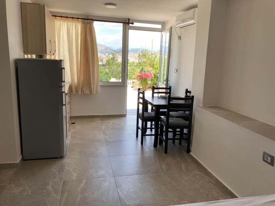 TV and multimedia, Seating area, Dining area