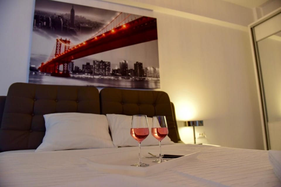 Bed, Photo of the whole room, Decorative detail, Bedroom, Drinks
