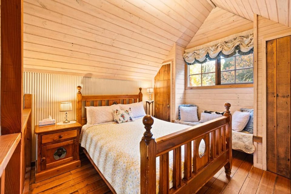 Arnica Views Summit Retreat Bed and Breakfast in Mount Dandenong