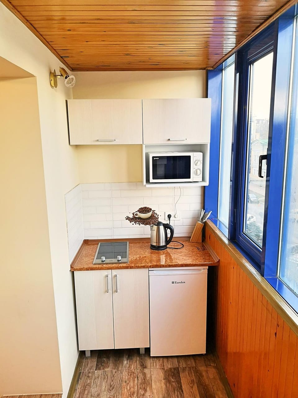 Kitchen or kitchenette, minibar, stove