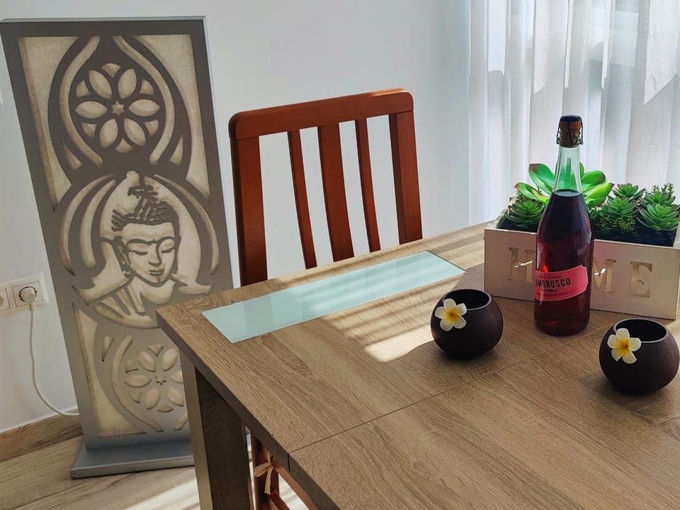 Decorative detail, Dining area, Drinks, Alcoholic drinks