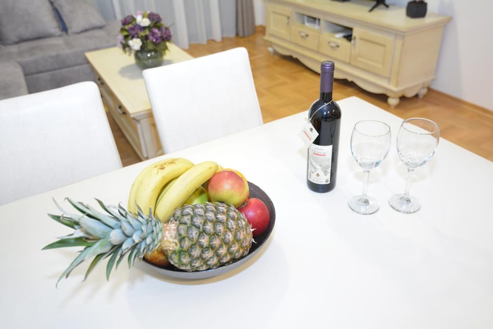 ROOMS & APARTMENTS DOBROTSKI DVORI Bed and Breakfast in Dobrota