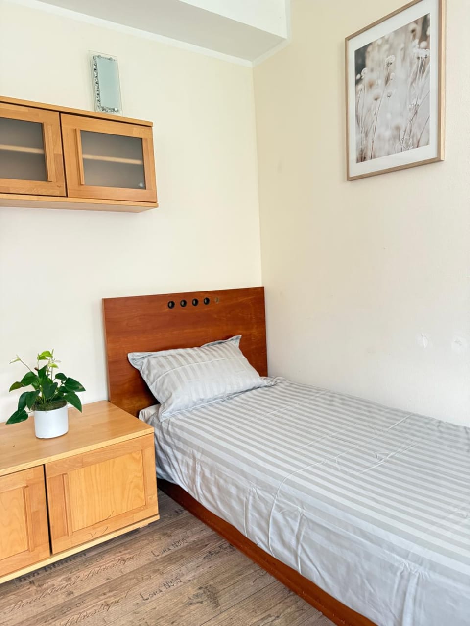 Bed, Living room