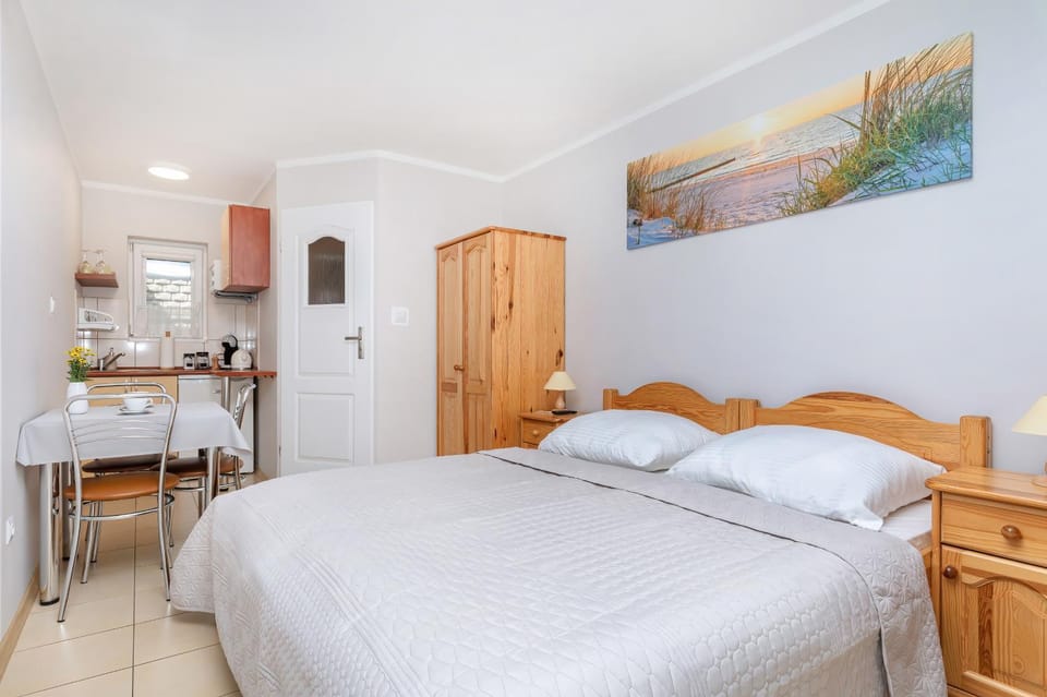 Kitchen or kitchenette, Photo of the whole room, stove