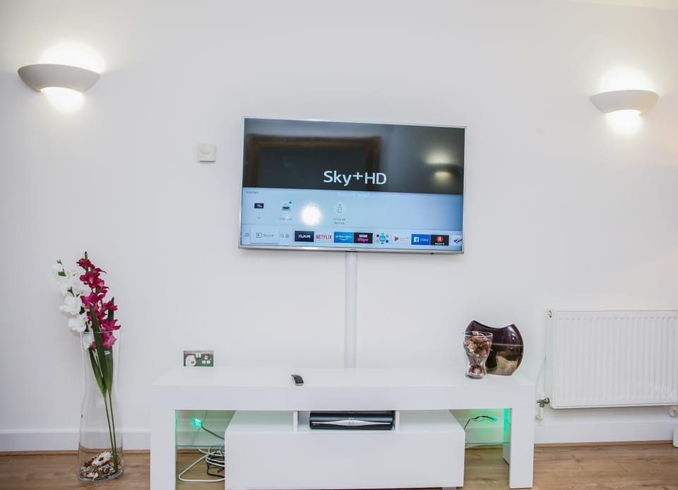 RIVERSIDE 2 BED APARTMENT Apartment in London