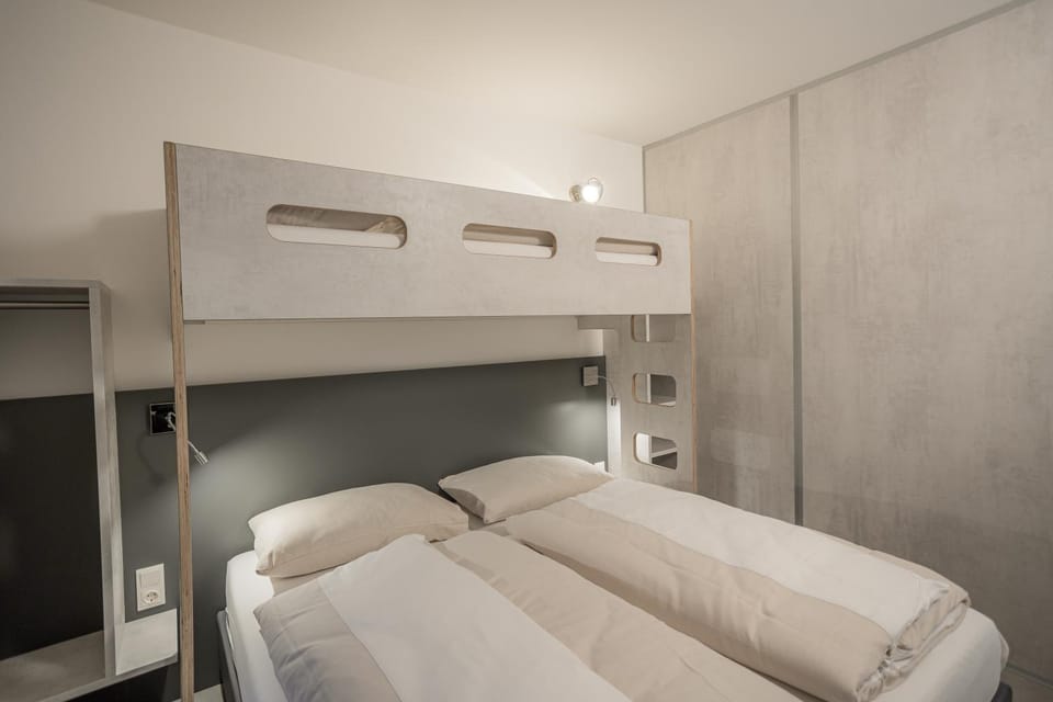 Bed, Photo of the whole room, bunk bed