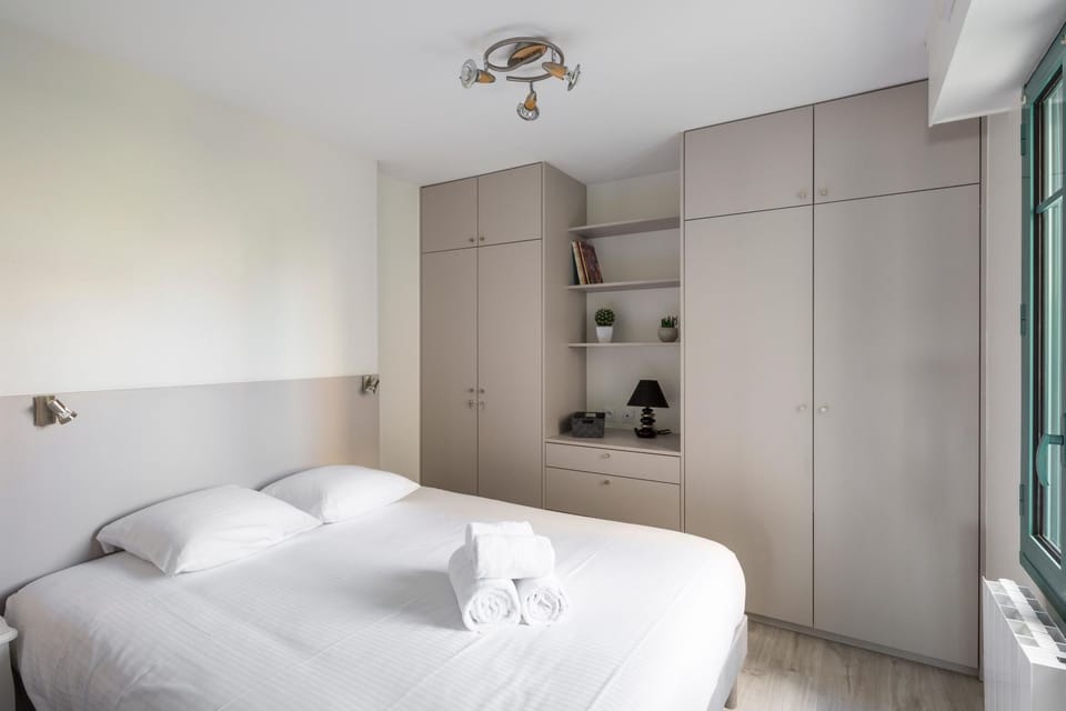 Bed, Bedroom, towels