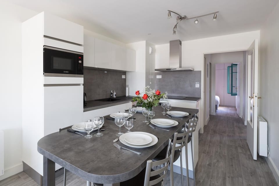 Kitchen or kitchenette, Dining area