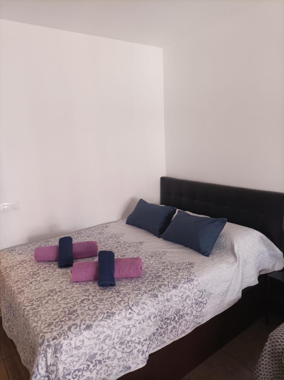 Bed, towels