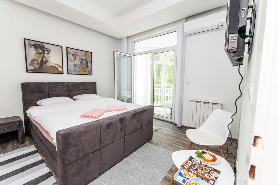 TV and multimedia, Seating area, Bedroom