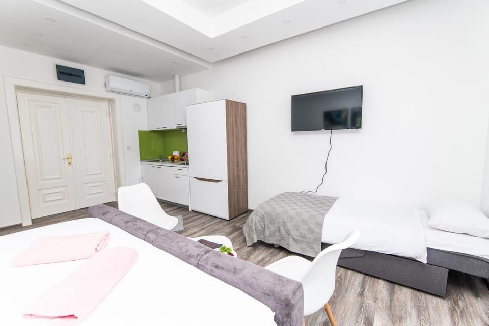 Bed, TV and multimedia, Photo of the whole room, Seating area