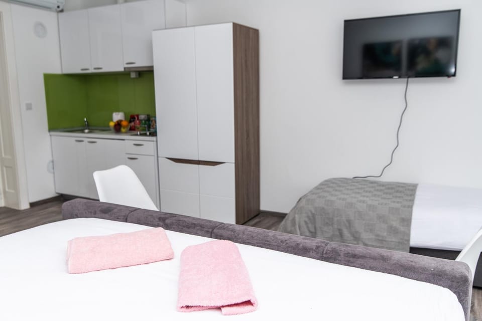 Bed, TV and multimedia, Kitchen or kitchenette, Photo of the whole room, Seating area