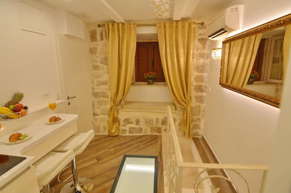 Kitchen or kitchenette, Living room, Seating area, Dining area