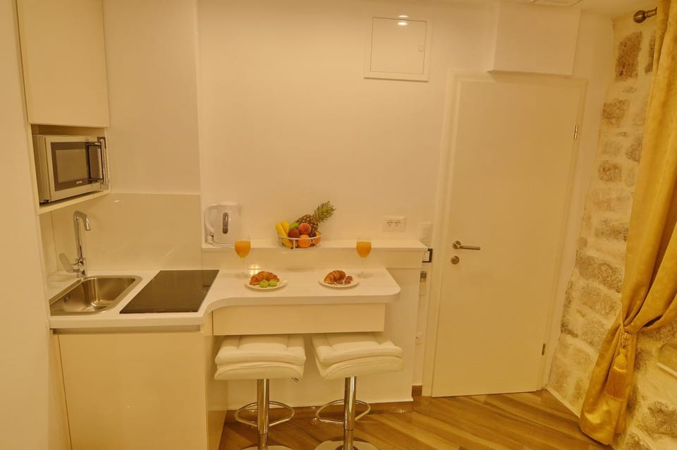 Coffee/tea facilities, Kitchen or kitchenette, Seating area, Dining area