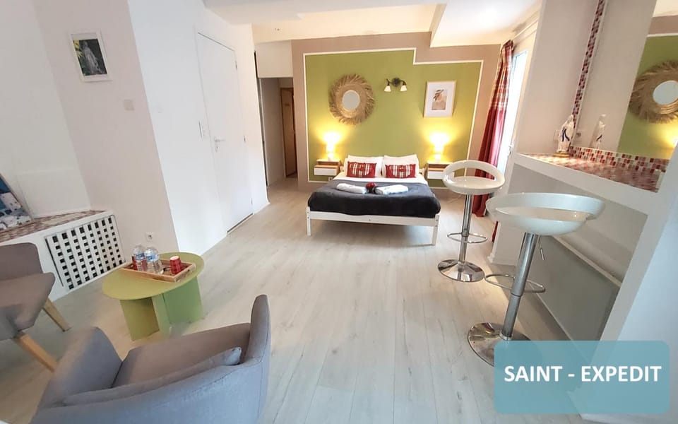 Bed, Living room, Photo of the whole room, Seating area, Dining area